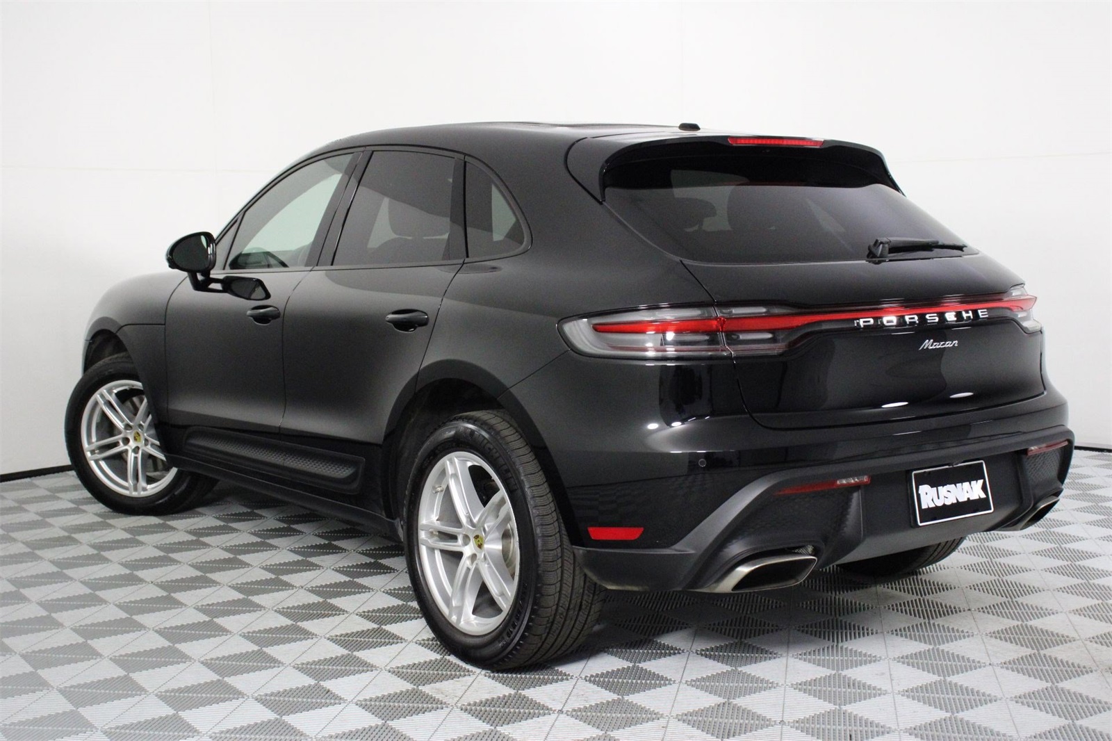2025 Porsche Macan photo 3