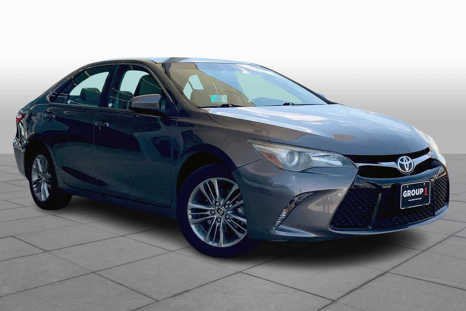 2017 Toyota Camry SE photo 2