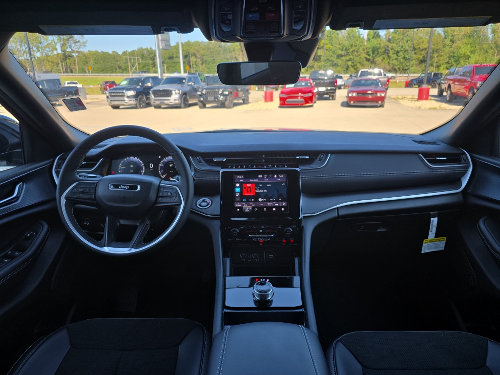 2025 Jeep Grand Cherokee Altitude X photo 13