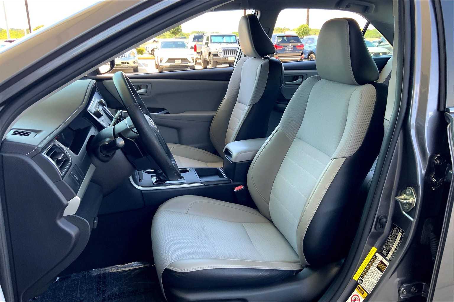 2017 Toyota Camry SE photo 7