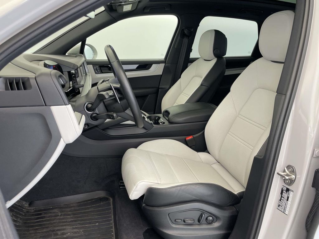 2024 Porsche Cayenne S photo 5