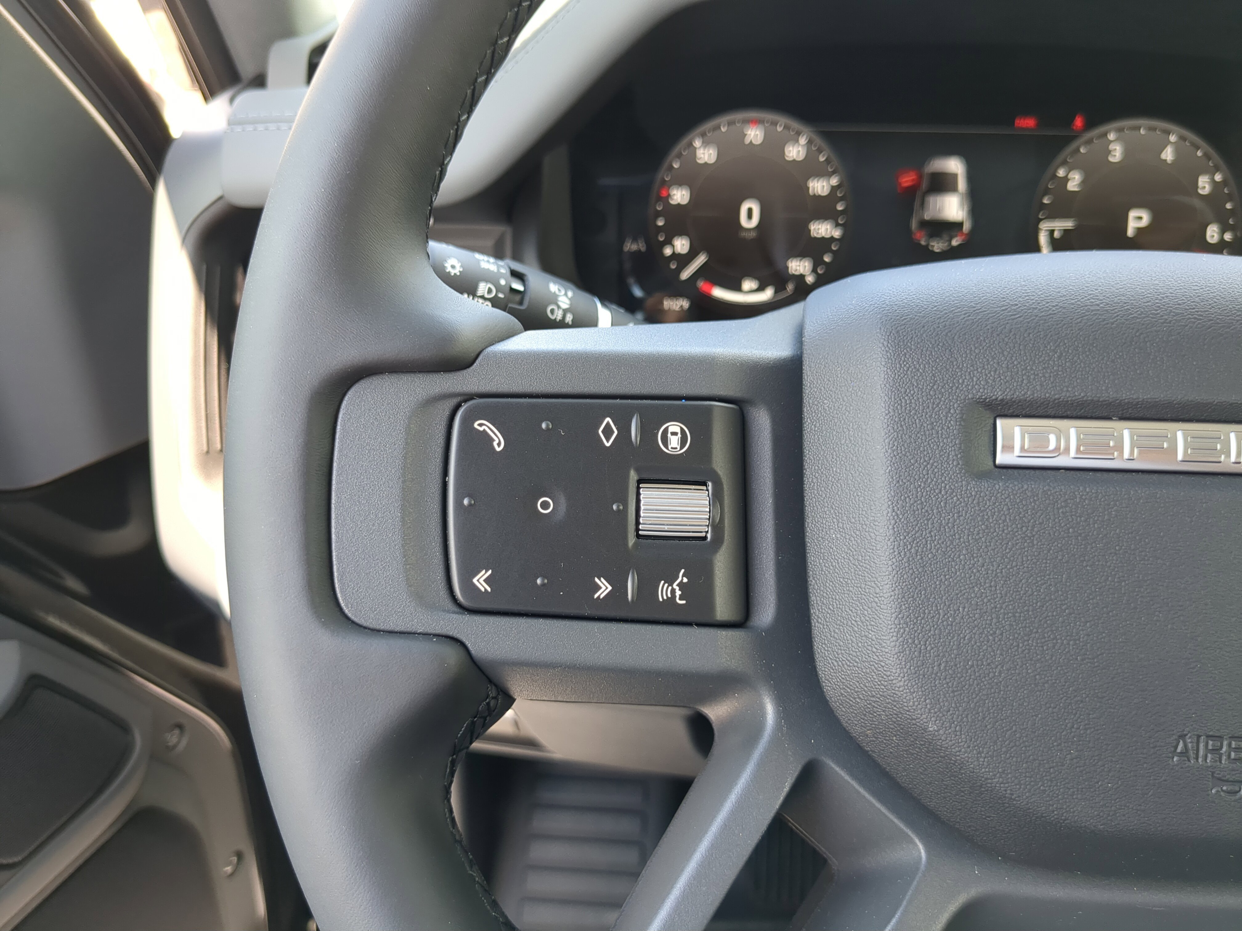 2025 Land Rover Defender 110 X-Dynamic SE photo 19