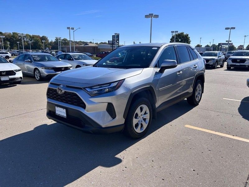 2025 Toyota RAV4 LE photo 4