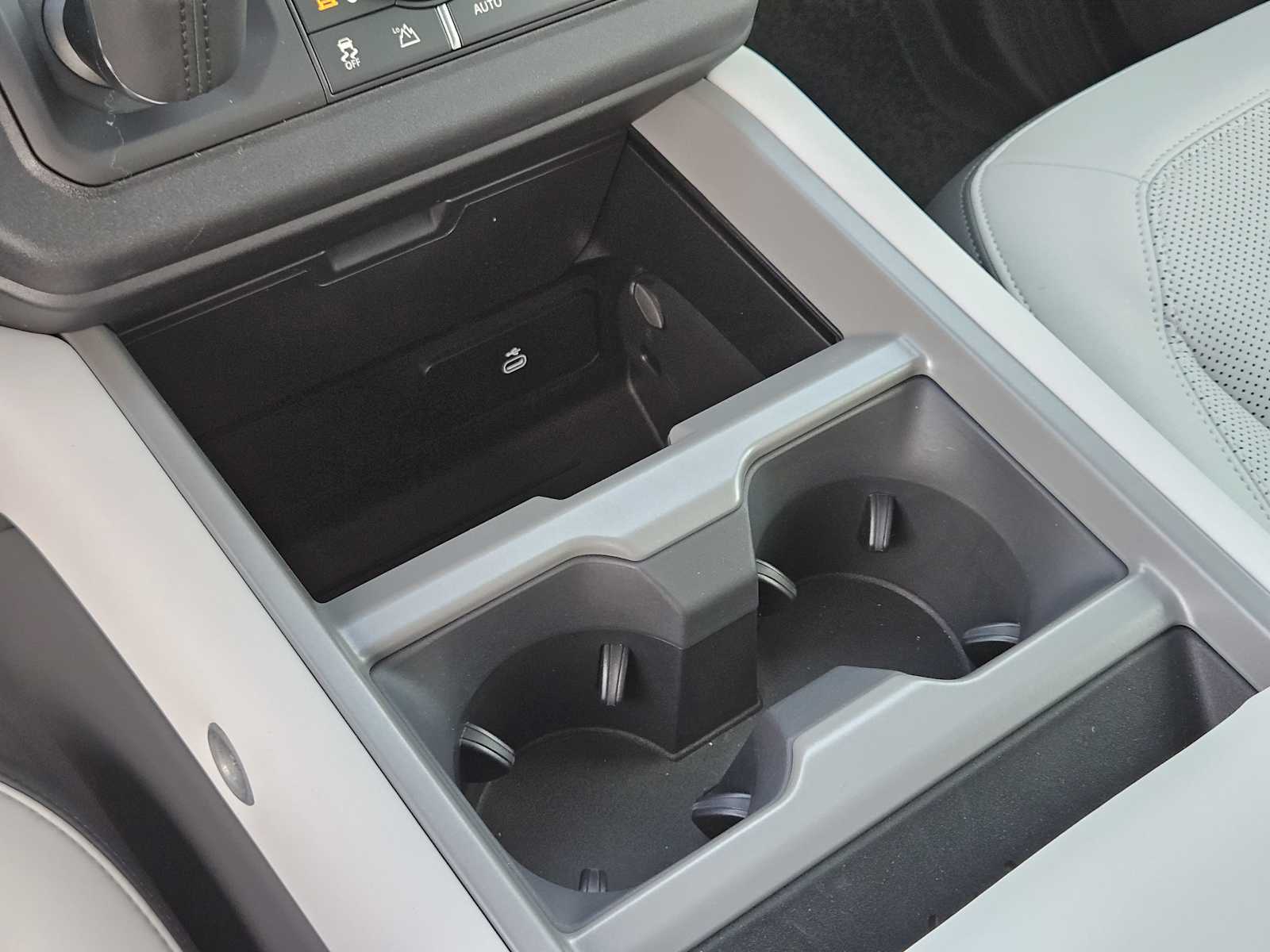 2025 Land Rover Defender 130 V8 photo 16