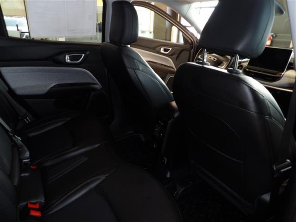 2022 Jeep Compass Latitude Lux photo 14