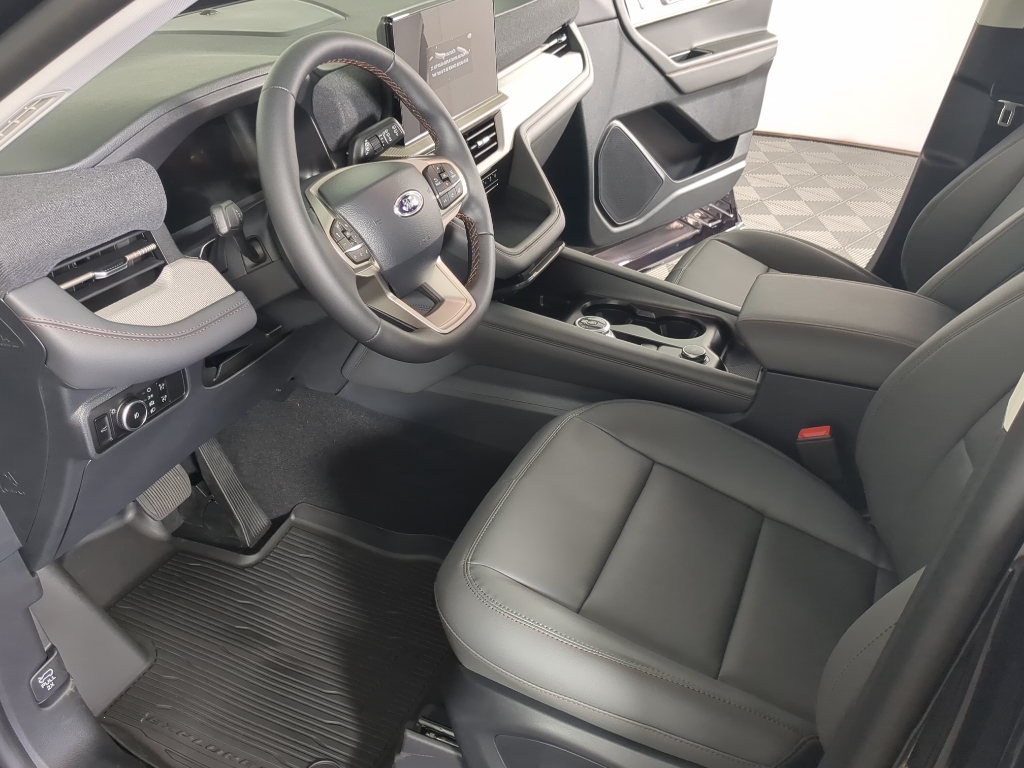 2025 Ford Explorer photo 6