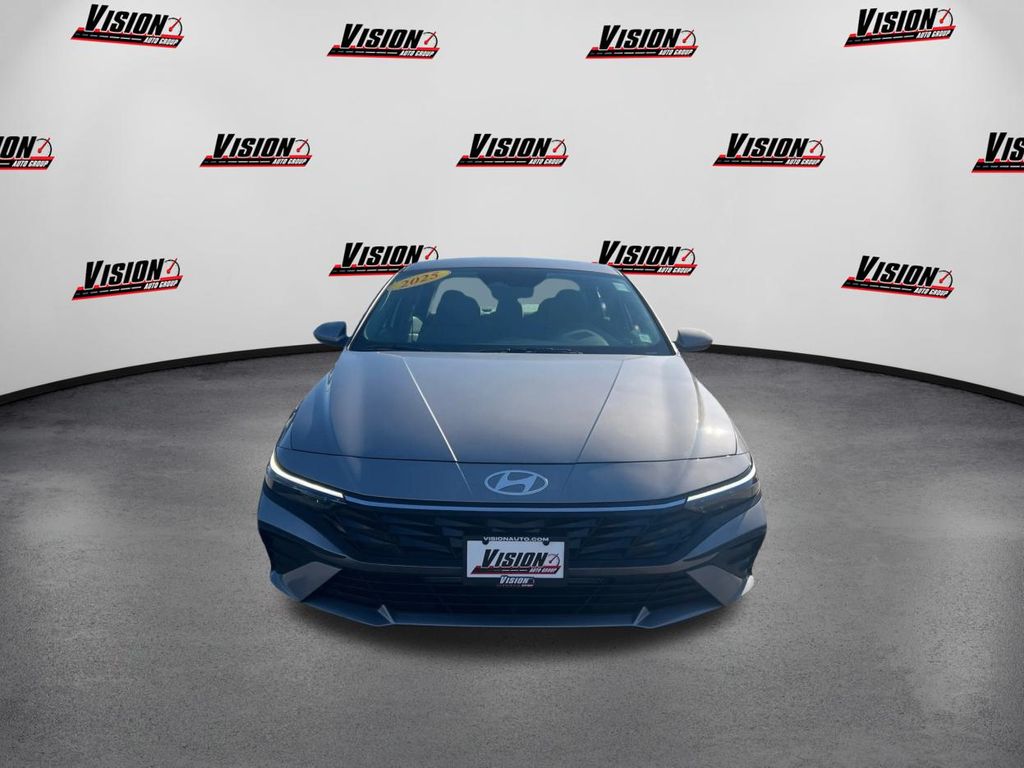 2025 Hyundai Elantra SE photo 2