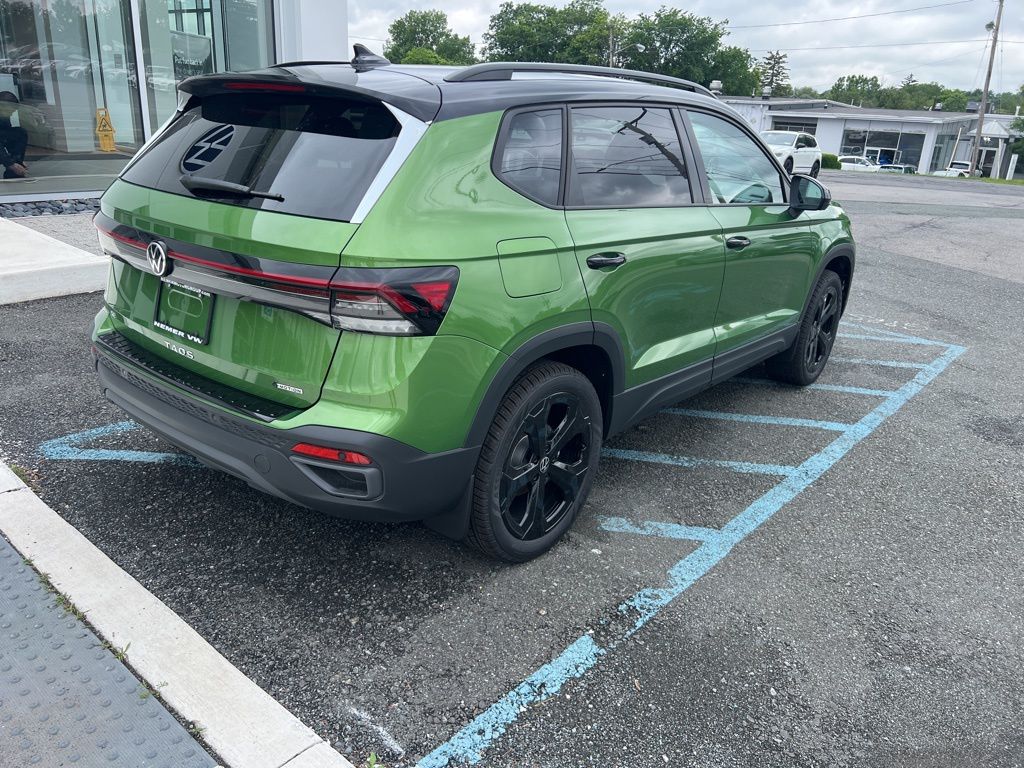 2025 Volkswagen Taos SE photo 3