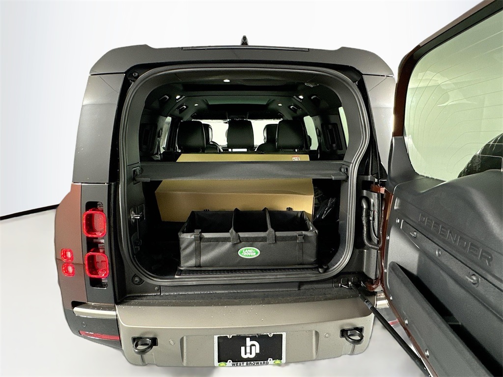 2024 Land Rover Defender 130 X-Dynamic SE photo 23