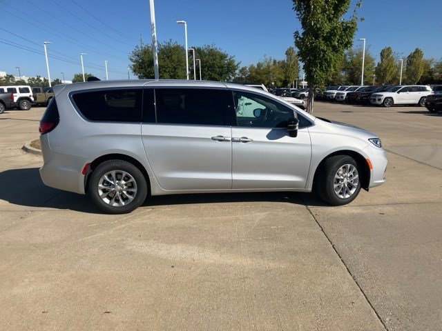 2026 Chrysler Pacifica photo 4