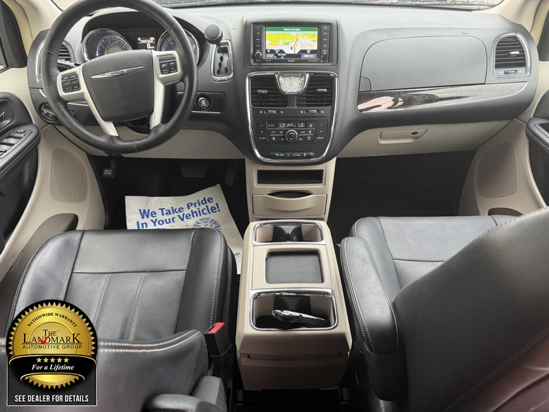 2016 Chrysler Town & Country Touring photo 13