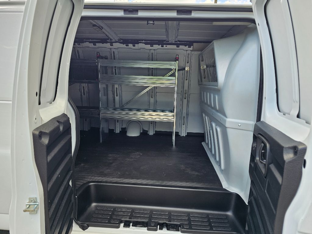 2025 Gmc Savana Cargo 2500 photo 18
