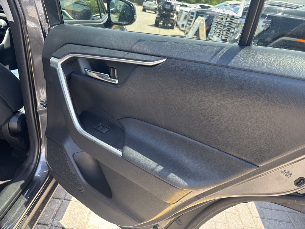 2021 Toyota RAV4 XLE photo 33