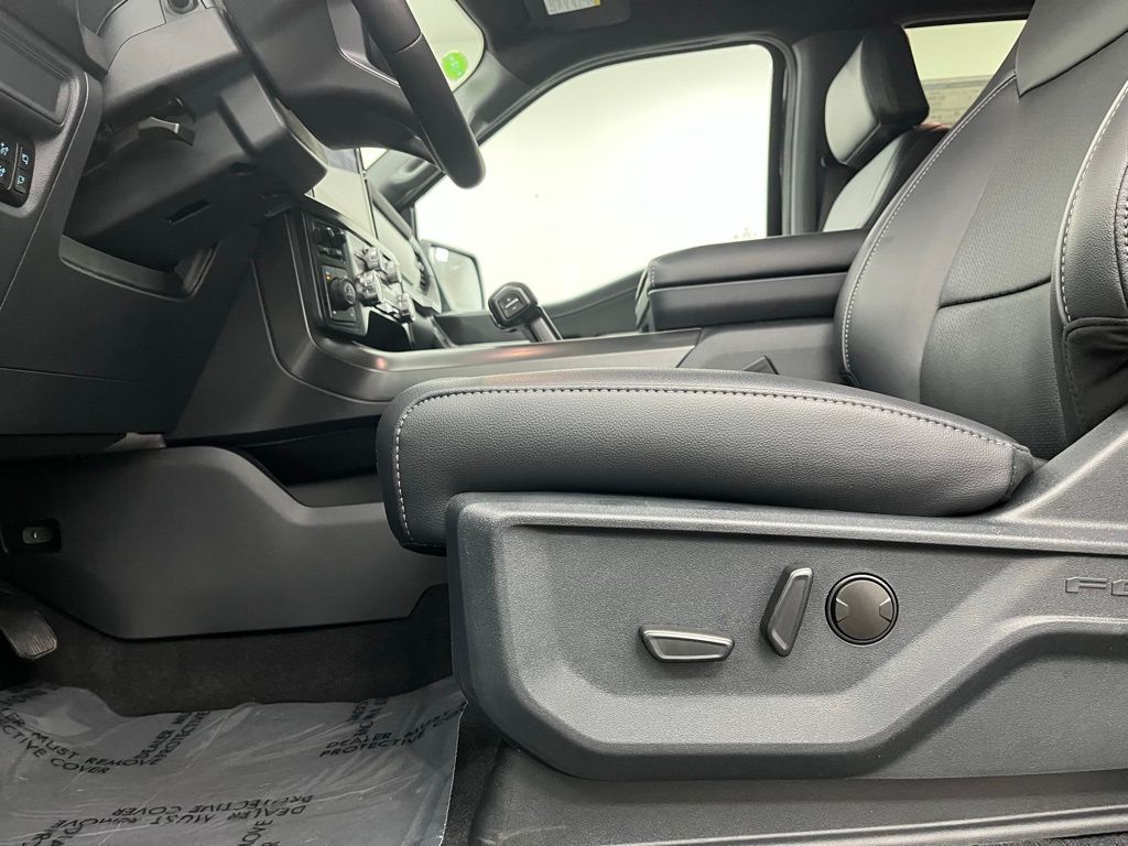 2025 Ford F-150 Lariat photo 17