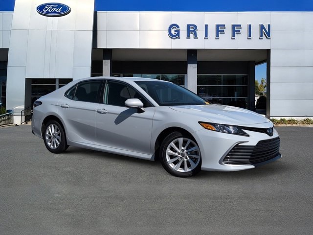 2024 Toyota Camry LE's photo