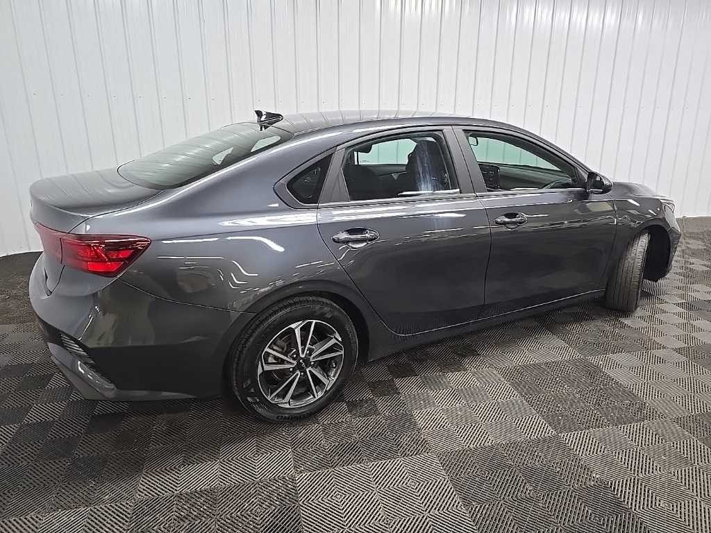 2023 Kia Forte LXS photo 3