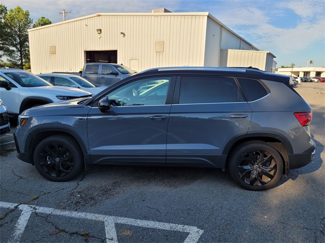 2024 Volkswagen Taos SE photo 3
