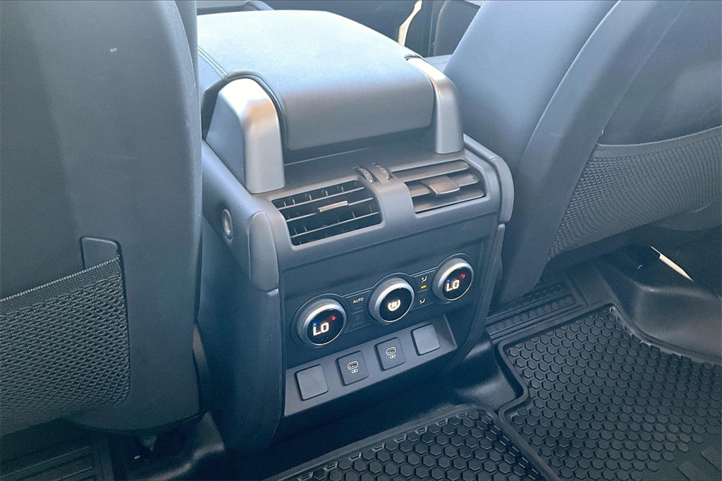 2024 Land Rover Defender 110 S photo 23
