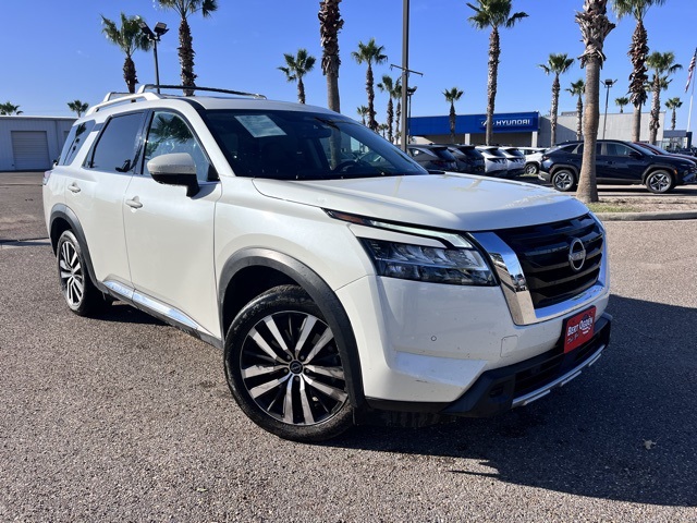 2023 Nissan Pathfinder Platinum's photo