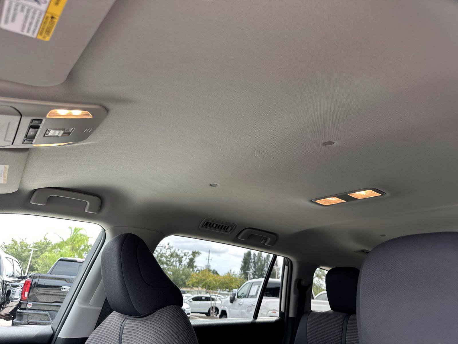 2022 Toyota Highlander LE Hybrid photo 21