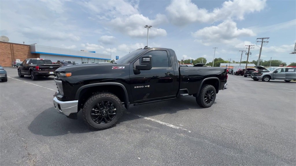 2025 Chevrolet Silverado 3500HD LT photo 4