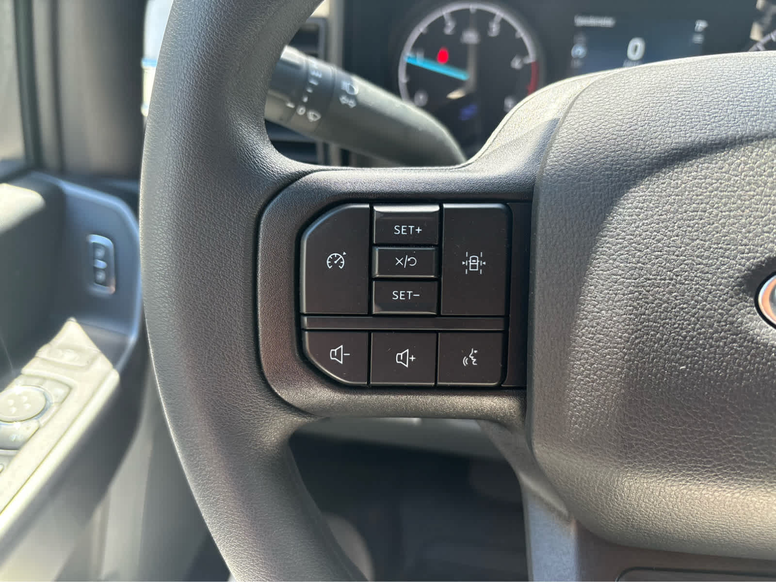 2025 Ford F-350 Super Duty Chassis Cab XLT - Photo 35