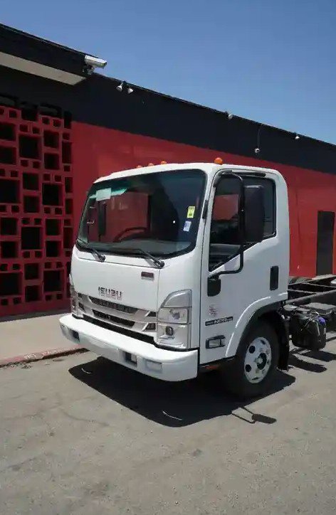 2024 Isuzu NPR photo 2