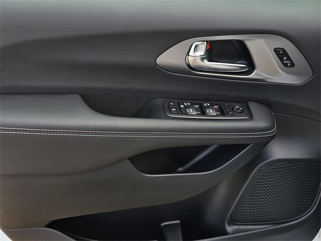 2025 Chrysler Pacifica photo 10