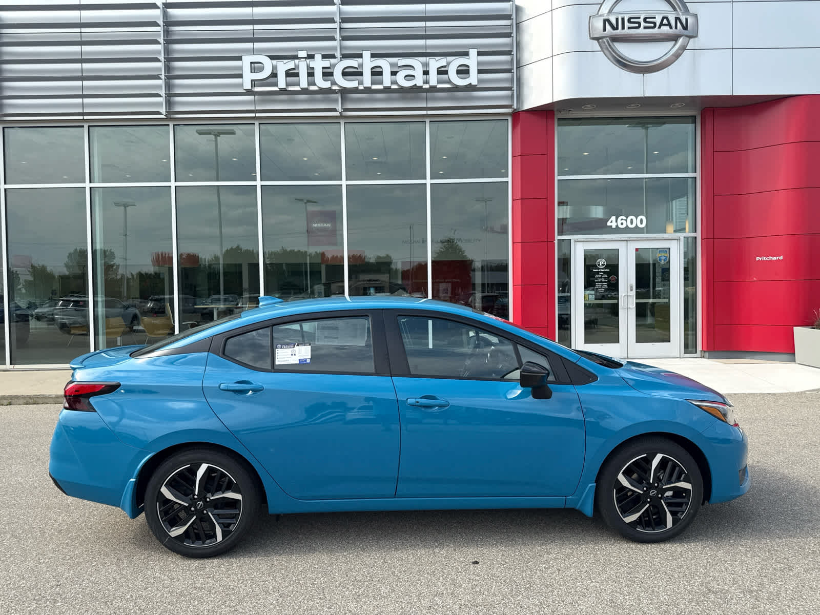 2025 Nissan Versa SR photo 4