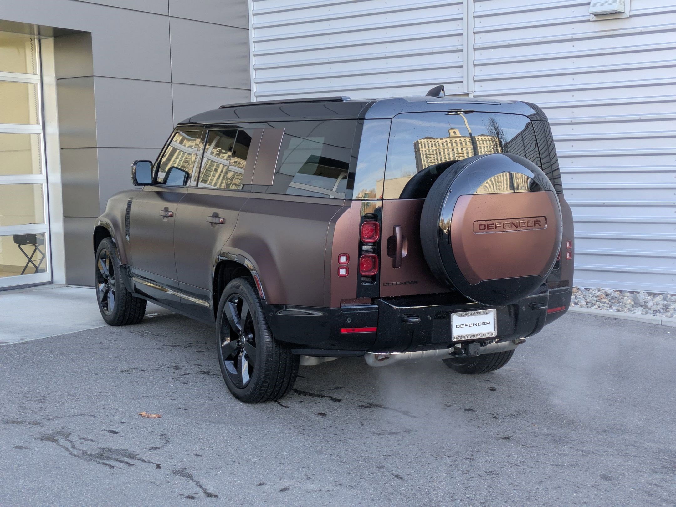 2025 Land Rover Defender X-Dynamic SE photo 2