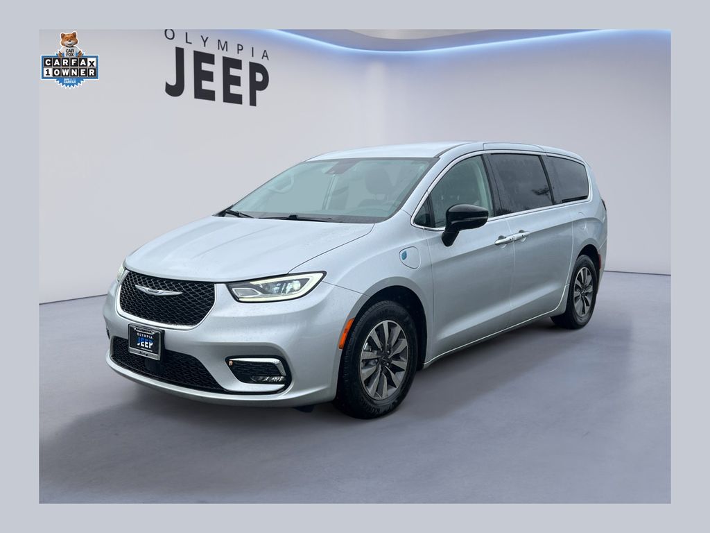 2024 Chrysler Pacifica PHEV Select's photo