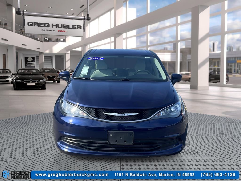 2017 Chrysler Pacifica Touring photo 2