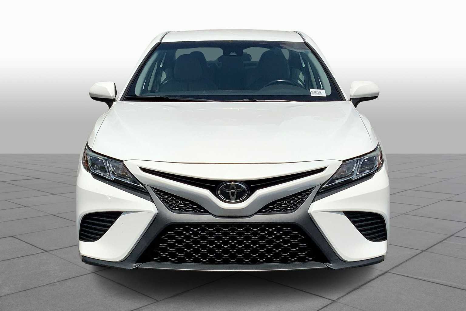 2019 Toyota Camry SE photo 3