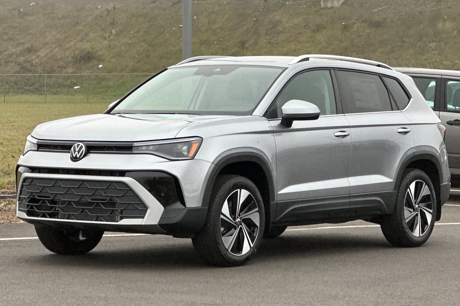 2025 Volkswagen Taos SE photo 7