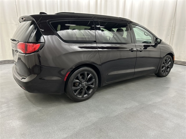 2018 Chrysler Pacifica Touring Plus photo 2