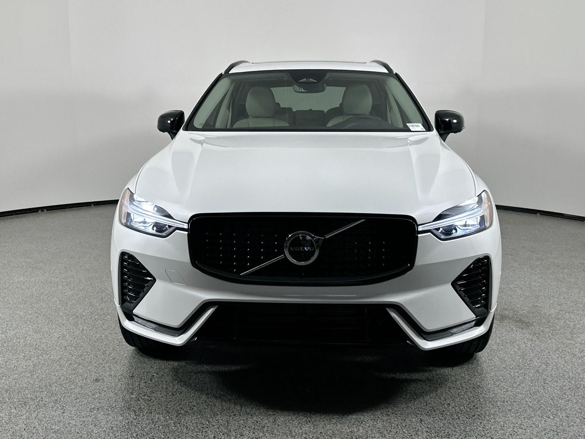 2025 Volvo XC60 B5 Plus photo 2