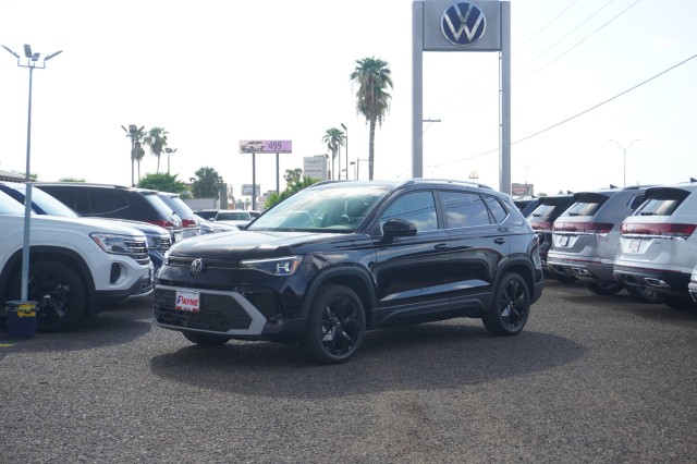 2025 Volkswagen Taos SE's photo