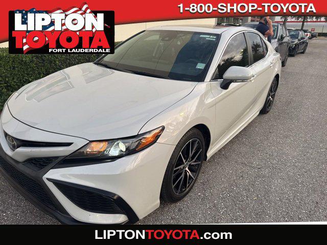 2022 Toyota Camry SE's photo