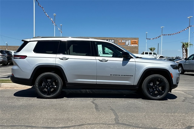 2025 Jeep Grand Cherokee Limited photo 2