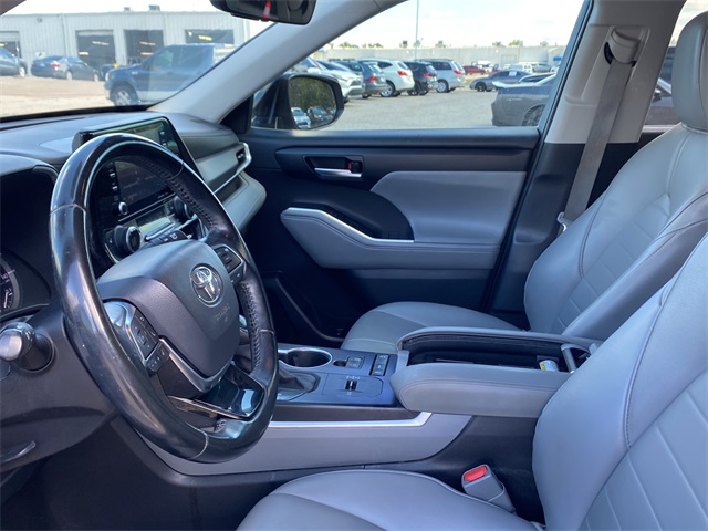 2021 Toyota Highlander XLE photo 16