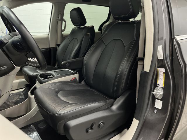 2022 Chrysler Pacifica Hybrid Touring L photo 4