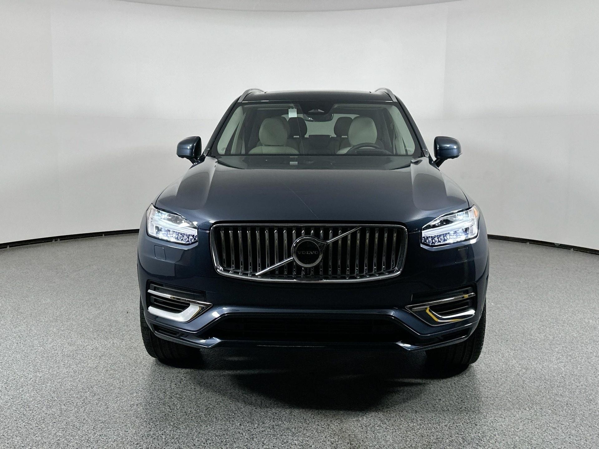 2025 Volvo XC90 T8 AWD photo 2