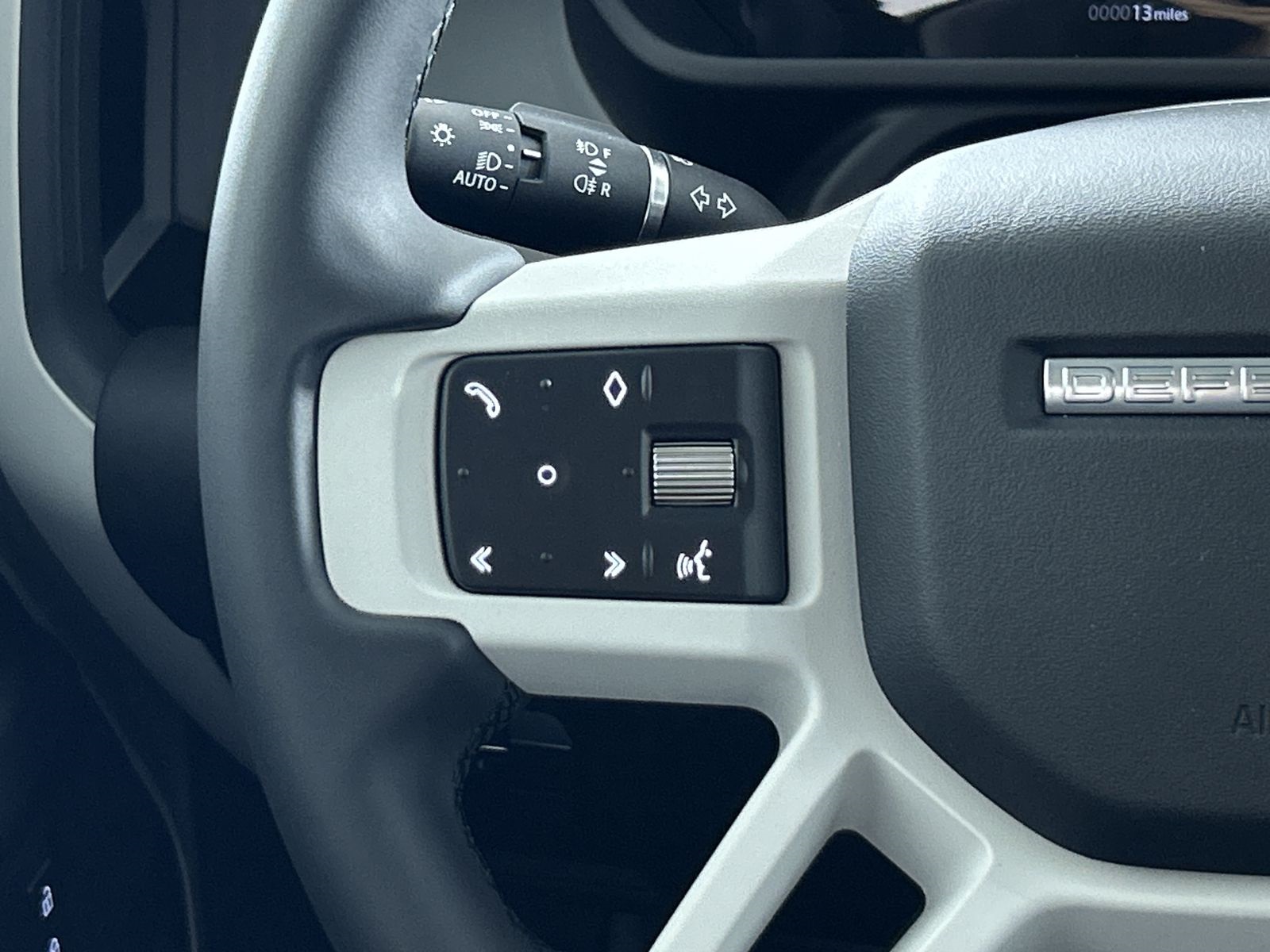 2025 Land Rover Defender 110 S photo 12