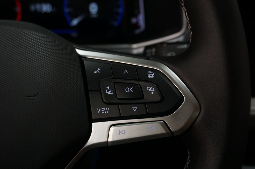 2025 Volkswagen Taos SEL photo 17