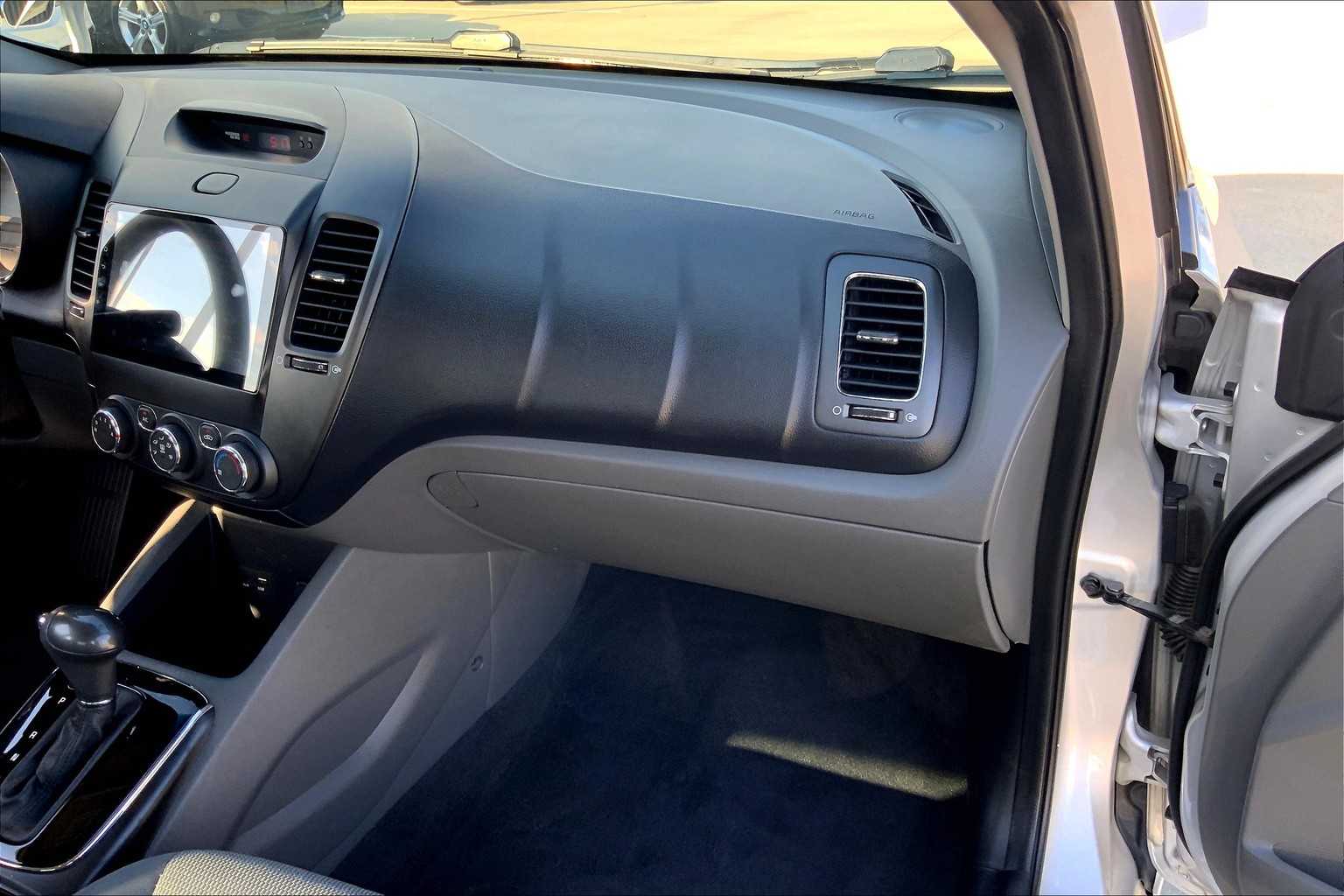 2017 Kia Forte LX Base photo 18