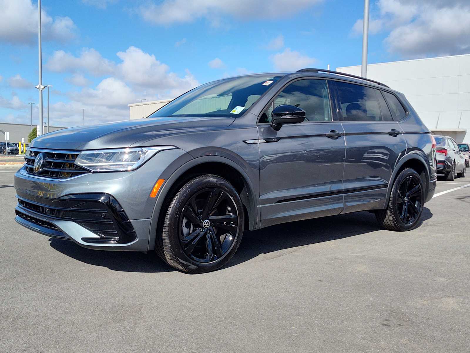 2024 Volkswagen Tiguan SE R-LINE BLACK's photo