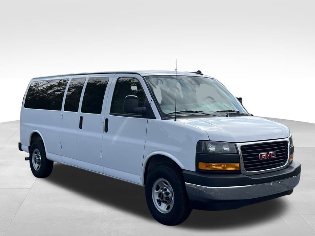 2025 GMC Savana Passenger LT's photo