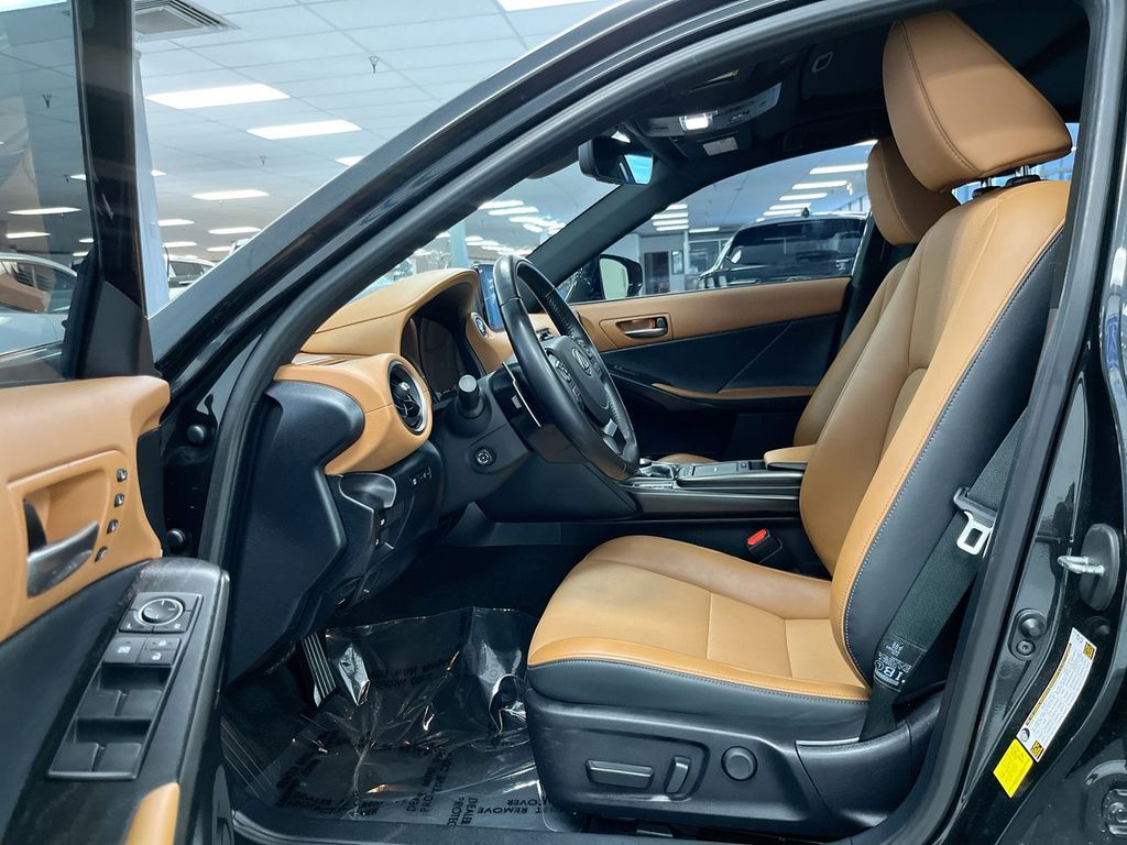 2022 Lexus IS 300 photo 6
