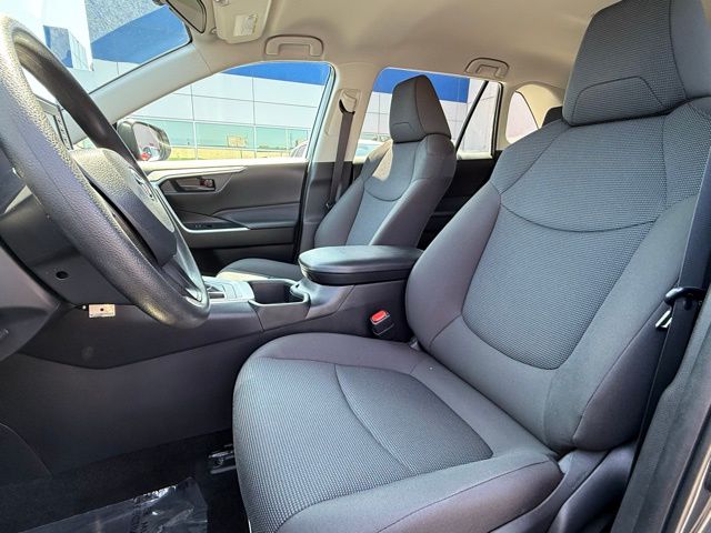 2022 Toyota RAV4 LE photo 16