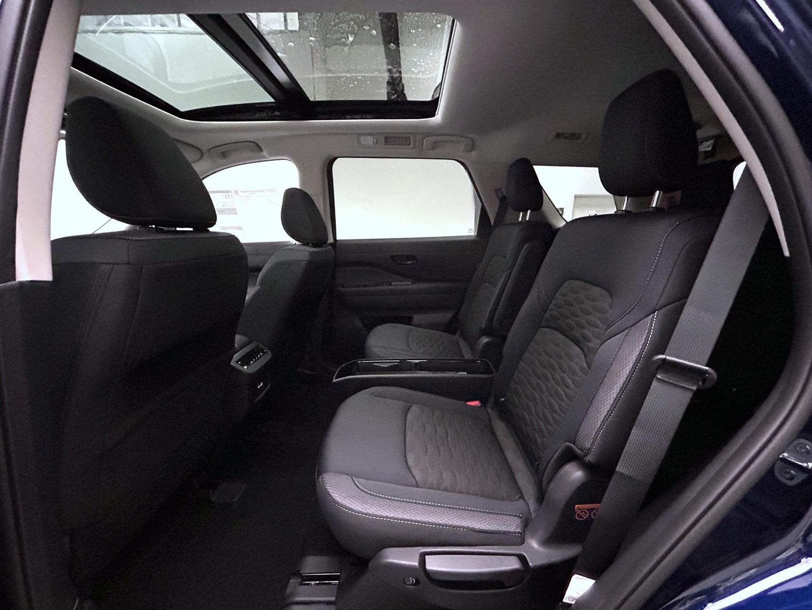 2025 Nissan Pathfinder SV photo 11